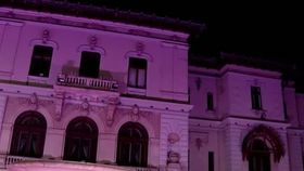 VIDEO Palatul Cotroceni Iluminat în Roz: Un Semnal de Speranță și Solidaritate în Lupta împotriva Cancerului la Sân